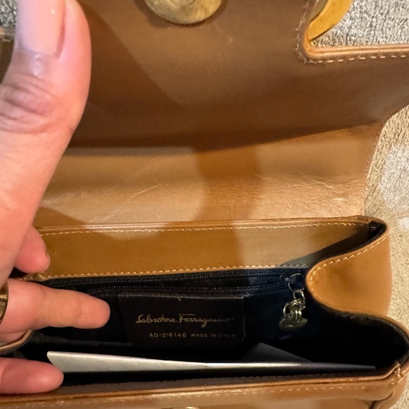 Salvatore Ferragamo Vara/Gancini crossbody in tan leather with gold hardware. - Picture 5 of 6